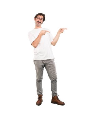 senin konsept sunmak için boş bir yer işaret genç deli adam. Tam vücut kesme kişi beyaz arka plan.