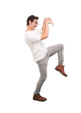 Kızgın ifade ile genç deli adam. Tam vücut kesme kişi beyaz arka plan.