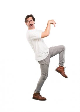 Kızgın ifade ile genç deli adam. Tam vücut kesme kişi beyaz arka plan.