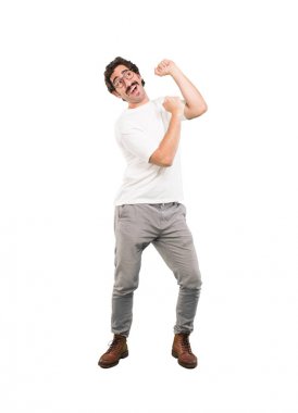 Dans deli delikanlı. Tam vücut kesme kişi beyaz arka plan.