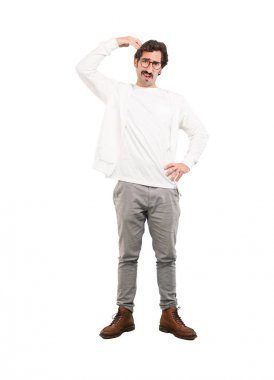 karışık düşünme genç deli adam. Tam vücut kesme kişi beyaz arka plan.