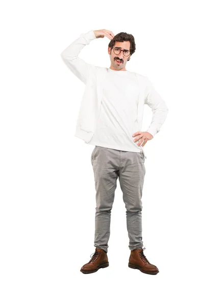 Verrückter Junger Mann Denkt Verwirrt Ganzkörperausschnitt Person Vor Weißem Hintergrund — Stockfoto