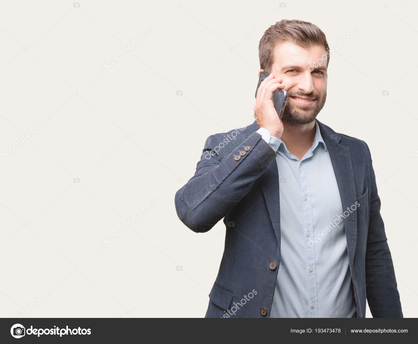 Pessoa Falando Telefone Celular Isolado Contra Fundo Monocromático — Foto ©  kues #193473478, image size:1600x1319