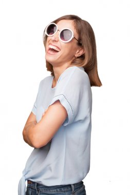 güneş gözlüğü ile gülümseyen genç güzel kadın