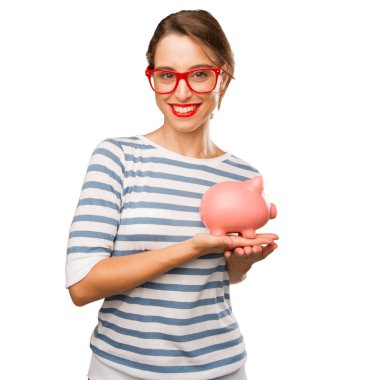 Beyaz arka plan üzerinde bir kumbara tasarruf olan güzel kadın