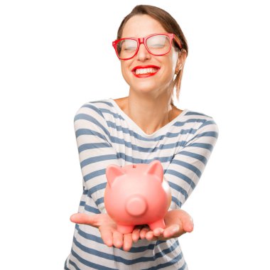 Beyaz arka plan üzerinde bir kumbara tasarruf olan güzel kadın