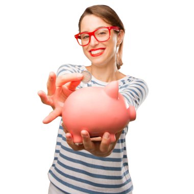 Beyaz arka plan üzerinde bir kumbara tasarruf olan güzel kadın