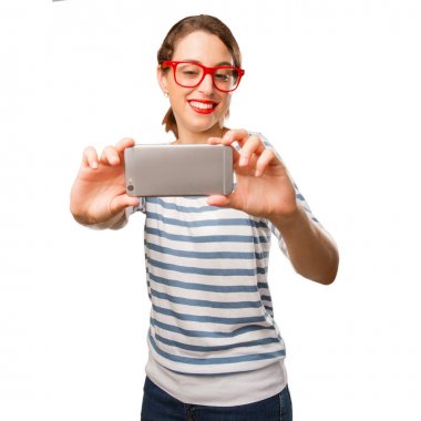 bir akıllı telefon olan güzel kadın