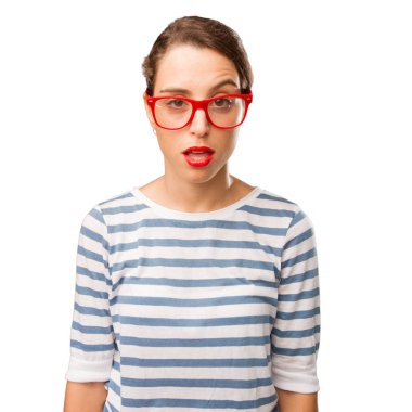 genç güzel kadın beyaz arka plan üzerinde şok