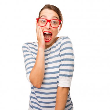 Beyaz arka plan üzerinde sürpriz ifade ile genç güzel kadın