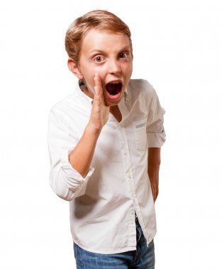 Genç sarışın çocuk bağırarak