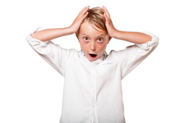 Beyaz arka plan üzerinde şok ifade ile genç çocuk