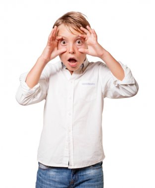 Genç sarışın çocuk beyaz arka plan üzerinde gözleri oturum açın