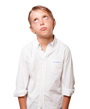 Beyaz arka plan üzerine sıkılmış ifade ile genç sarışın çocuk