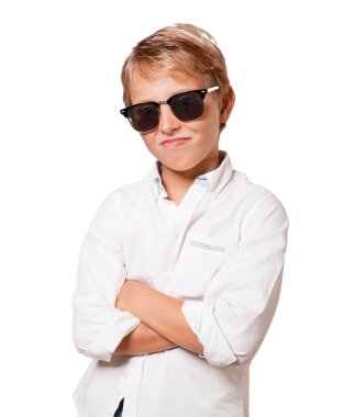 Beyaz arka plan üzerinde güneş gözlüklü genç gururlu çocuk