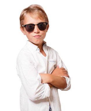 Beyaz arka plan üzerinde güneş gözlüklü genç gururlu çocuk