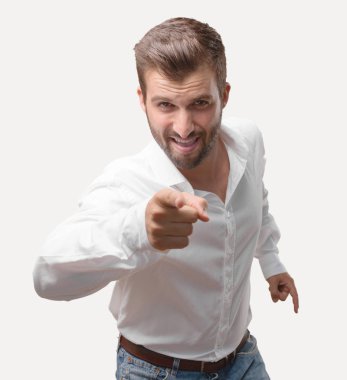 Mutlu ifade beyaz t gömlek giymiş dans yakışıklı delikanlı. Tek renkli arka planı izole kişi.