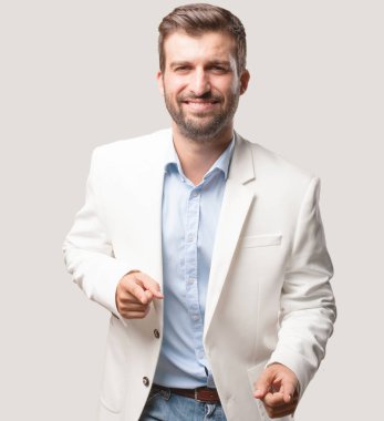 genç yakışıklı işadamı dans, beyaz ceket, mutlu ya da memnun ifade. Tek renkli arka planı izole kişi.