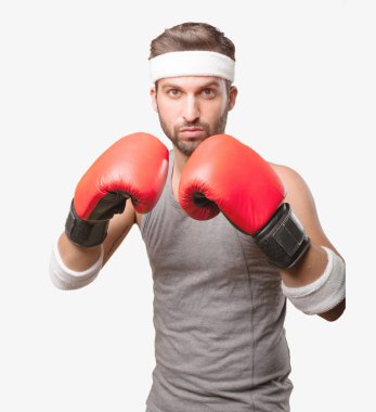 Genç yakışıklı sporcu gri kolsuz bluz ile boks. Tek renkli arka planı izole kişi.