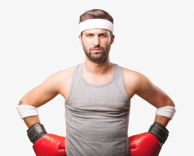 Genç yakışıklı sporcu bir meydan okuma boks eldivenleri ile karşı karşıya. Tek renkli arka planı izole kişi.