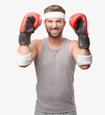 Genç yakışıklı sporcu gri kolsuz bluz ile boks. Tek renkli arka planı izole kişi.