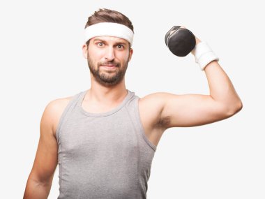 Genç yakışıklı sporcu bir halterle gri tank top kaldırma. Tek renkli arka planı izole kişi.