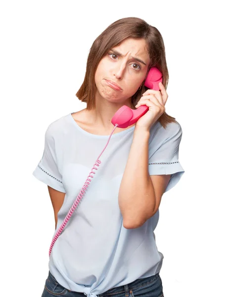 年轻漂亮的女人与老式粉红色的电话 — 图库照片