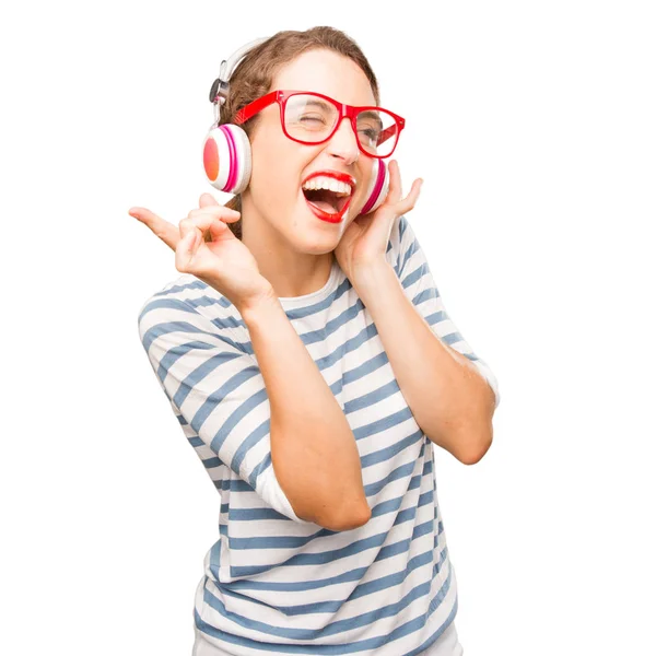 若い可愛い女性がヘッドフォンで音楽を聴く — ストック写真