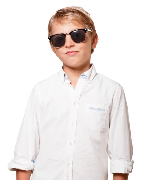 Joven Orgulloso Chico Con Gafas Sol Sobre Fondo Blanco — Foto de Stock