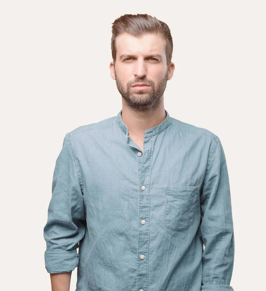 Joven Hombre Guapo Pose Enojo Con Camisa Mezclilla Azul Persona — Foto de Stock