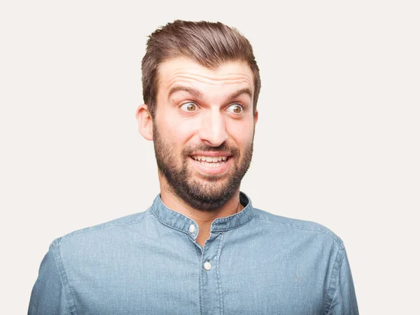 Joven Hombre Guapo Sorprendido Sorprendido Expresión Usando Una Camiseta Azul — Foto de Stock