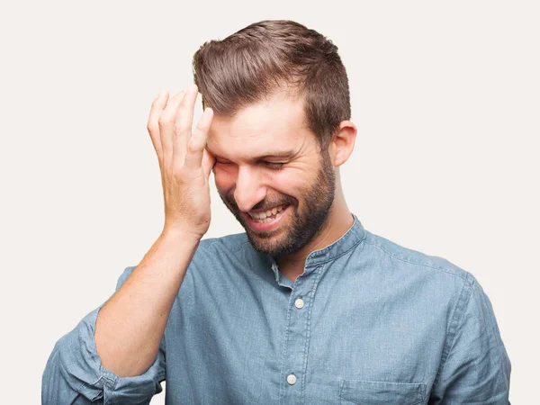 Jovem Bonito Homem Rindo Sorrindo Vestindo Uma Camiseta Azul Feliz — Fotografia de Stock