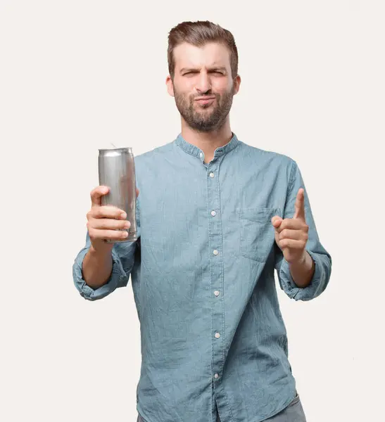 Jovem Bonitão Camisa Ganga Azul Segurando Uma Cerveja Dançando Celebrando — Fotografia de Stock