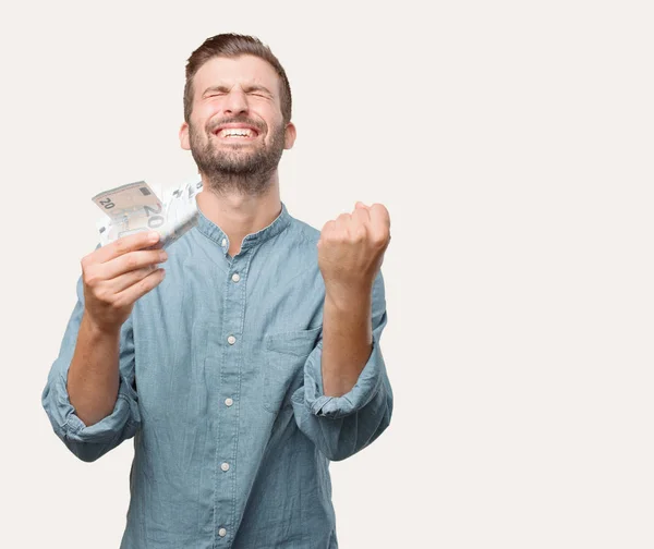 Jovem Bonito Camisa Jeans Azul Com Notas Euros Satisfeito Comemorando — Fotografia de Stock