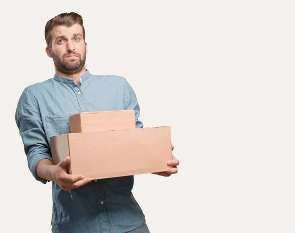 Ung Stilig Man Blå Jeansskjorta Håller Ett Paket Stressad Eller — Stockfoto