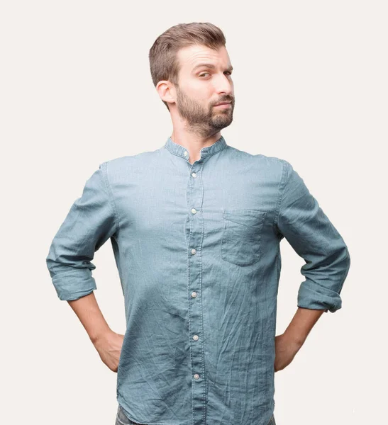 Homem Bonito Jovem Camisa Jeans Azul Enfrentando Desafio Expressão Orgulhosa — Fotografia de Stock