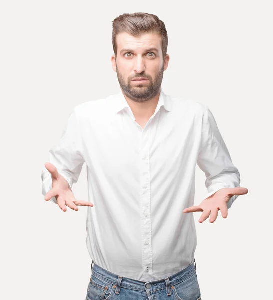 Homem Bonito Jovem Confuso Estressado Vestindo Uma Camiseta Branca Pessoa — Fotografia de Stock