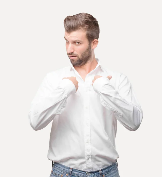 Genç Yakışıklı Adam Şaşkın Bir Beyaz Gömlek Giymiş Vurguladı Tek — Stok fotoğraf
