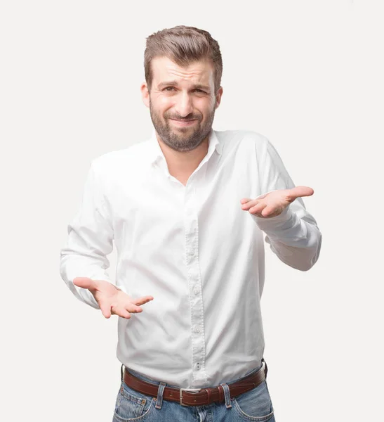 Homem Bonito Jovem Confuso Estressado Vestindo Uma Camiseta Branca Pessoa — Fotografia de Stock