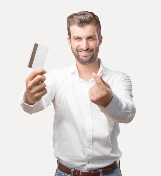 Joven Hombre Guapo Con Una Tarjeta Crédito Con Una Camiseta — Foto de Stock