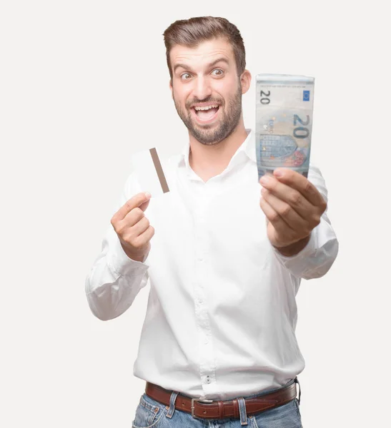 Jonge Knappe Man Met Een Credit Card Euro Biljetten Dragen — Stockfoto