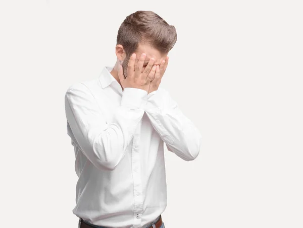 Homem Bonito Jovem Com Expressão Triste Vestindo Shirt Branca Postura — Fotografia de Stock