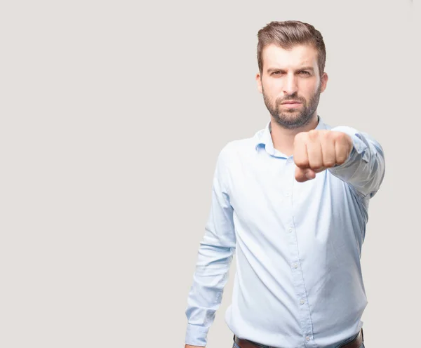 Joven Hombre Guapo Mostrando Puño Con Una Camiseta Azul Persona — Foto de Stock