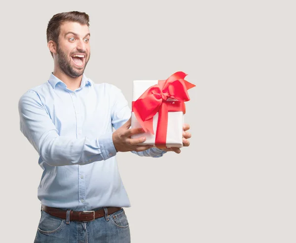 Ein Junger Gutaussehender Mann Mit Einer Geschenkbox Überraschte Mit Einem — Stockfoto