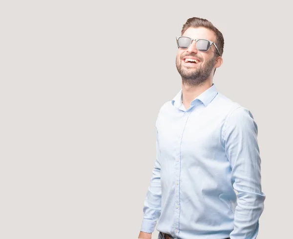 Junger Gutaussehender Mann Mit Sonnenbrille Und Blauem Shirt Glückliche Miene — Stockfoto