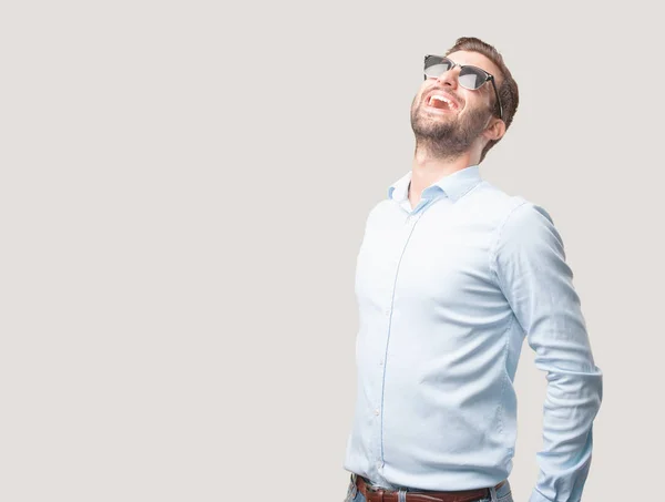 Jonge Knappe Man Met Zonnebril Dragen Een Blauw Shirt Gelukkig — Stockfoto