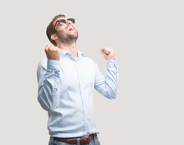 Joven Hombre Guapo Con Gafas Sol Con Una Camiseta Azul — Foto de Stock