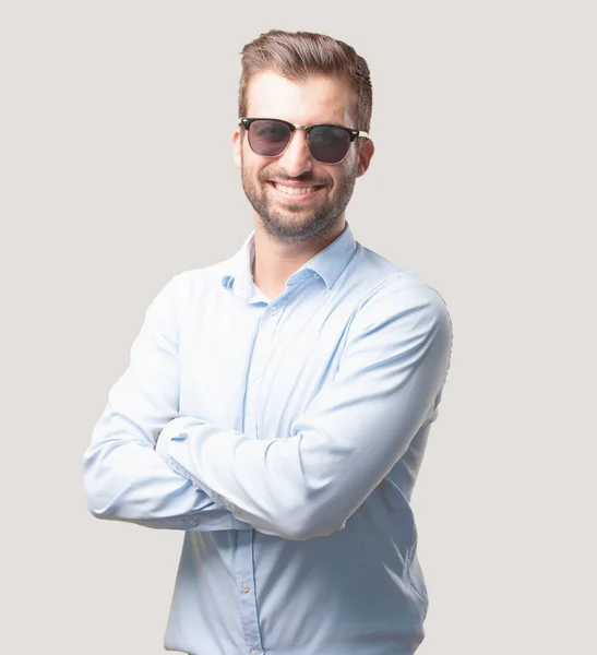 Junger Gutaussehender Mann Mit Sonnenbrille Und Blauem Shirt Glückliche Miene — Stockfoto