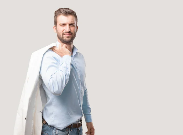 Homem Bonito Jovem Com Expressão Orgulhosa Feliz Vestindo Uma Camiseta — Fotografia de Stock