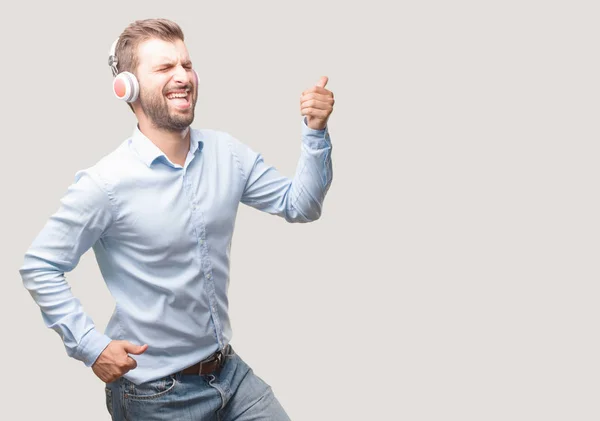 Jonge Knappe Man Dansen Met Koptelefoon Dragen Een Blauw Shirt — Stockfoto